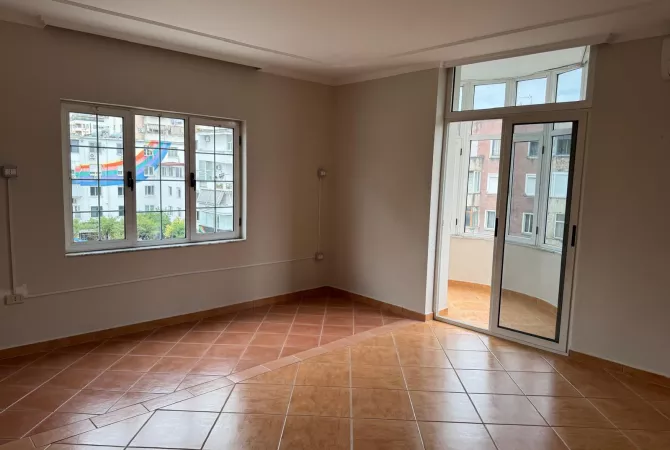 Jepet me qera zyre 4+1+2 tek sheshi Willson 