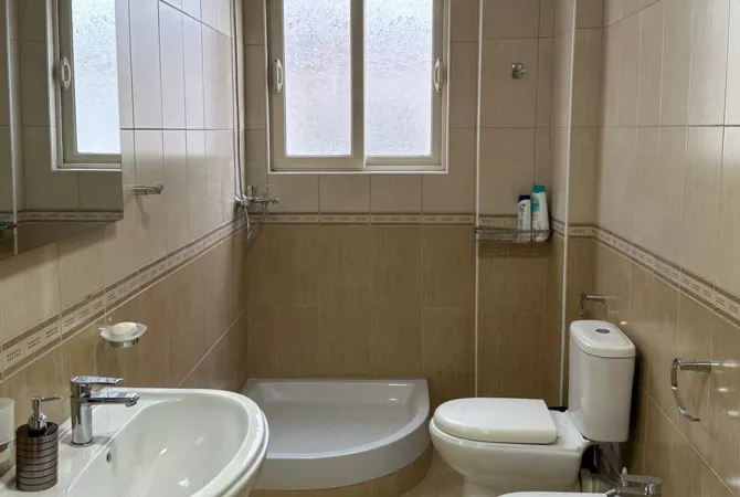 Shtepi me qera Apartament ne Tirane, 2+1, Mobilimi E mobiluar, Pagesa 50,000  Leke.