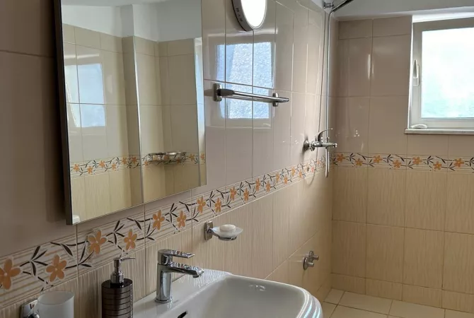 Shtepi me qera Apartament ne Tirane, 2+1, Mobilimi E mobiluar, Pagesa 50,000  Leke.