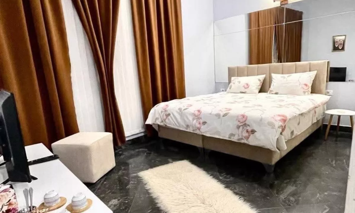 Shtepi me qera Apartament ne Tirane, Garsoniere, Mobilimi E mobiluar, Pagesa 55,000  Leke.