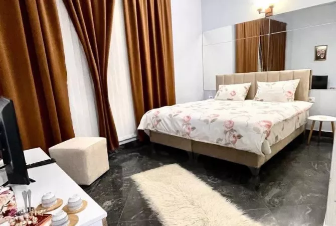 Jepen dy garsoniere me qera tek 9 kateshet per airbnb 