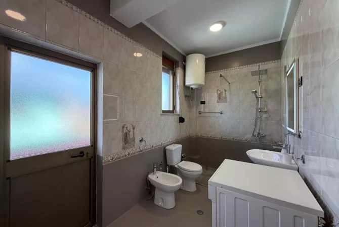 Shtepi me qera Apartament ne Tirane, 2+1, Mobilimi E mobiluar, Pagesa 55,000  Leke.