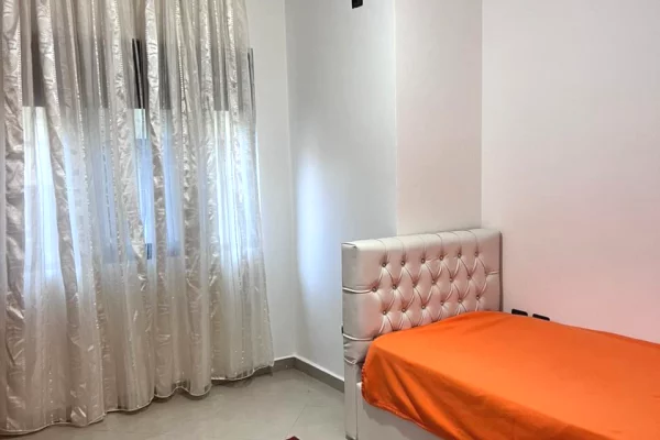 Shtepi me qera Apartament ne Tirane, 2+1, Mobilimi E mobiluar, Pagesa 50,000  Leke.
