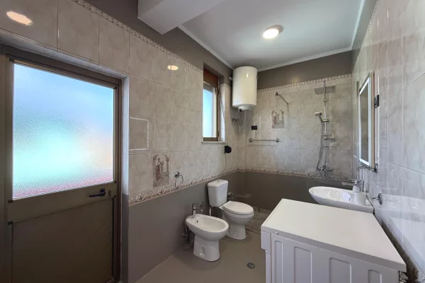 Shtepi me qera Apartament ne Tirane, 2+1, Mobilimi E mobiluar, Pagesa 50,000  Leke.