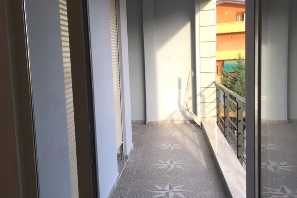 Shtepi me qera Apartament ne Tirane, 2+1, Mobilimi Bosh, pa mobiluar, Pagesa 50,000  Leke.