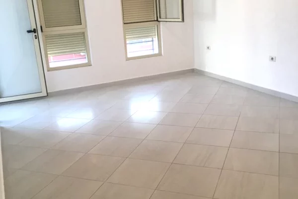Shtepi me qera Apartament ne Tirane, 2+1, Mobilimi Bosh, pa mobiluar, Pagesa 50,000  Leke.