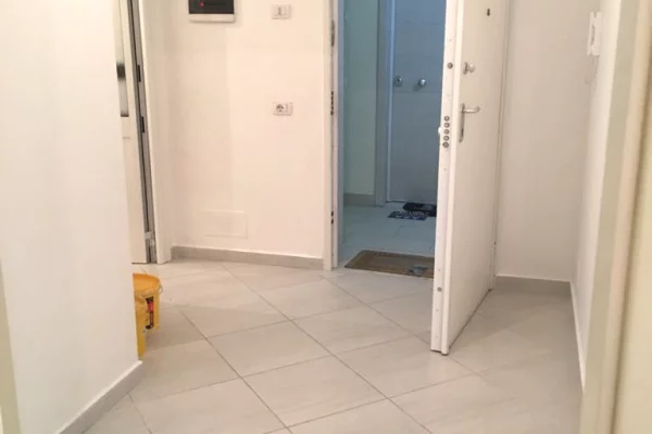 Shtepi me qera Apartament ne Tirane, 2+1, Mobilimi Bosh, pa mobiluar, Pagesa 50,000  Leke.