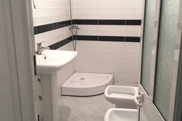 Shtepi me qera Apartament ne Tirane, 2+1, Mobilimi Bosh, pa mobiluar, Pagesa 50,000  Leke.
