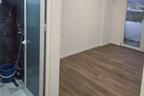 Shtepi ne shitje Apartament ne Tirane, 2+1, Mobilimi Bosh, pa mobiluar, Pagesa 218,000  Euro.