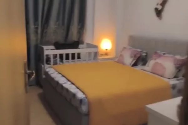 Shtepi ne shitje Apartament ne Tirane, 2+1, Mobilimi E mobiluar, Pagesa 180,000  Euro.