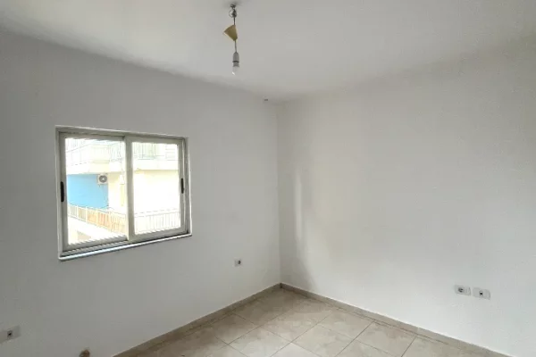 Shtepi me qera Apartament ne Tirane, 2+1, Mobilimi Bosh, pa mobiluar, Pagesa 450  Euro.