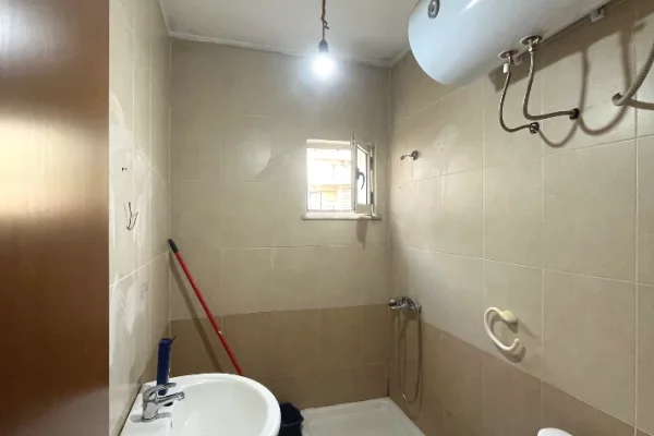 Shtepi me qera Apartament ne Tirane, 2+1, Mobilimi Bosh, pa mobiluar, Pagesa 450  Euro.