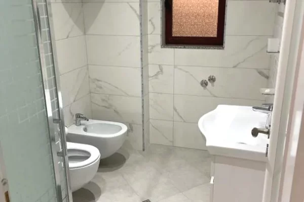 Shtepi me qera Apartament ne Tirane, 3+1, Mobilimi Pjeserisht e mobiluar, Pagesa 50,000  Leke.