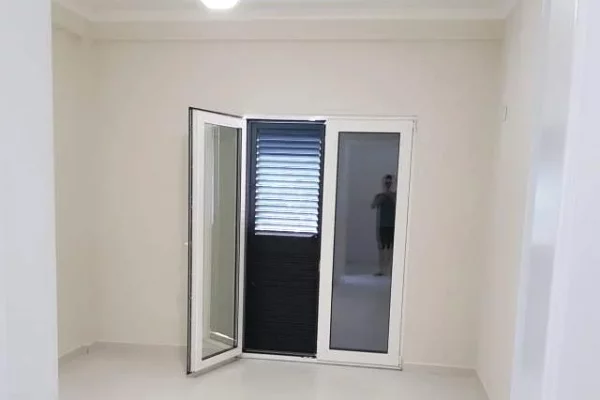 Shtepi me qera Apartament ne Tirane, 3+1, Mobilimi Pjeserisht e mobiluar, Pagesa 50,000  Leke.