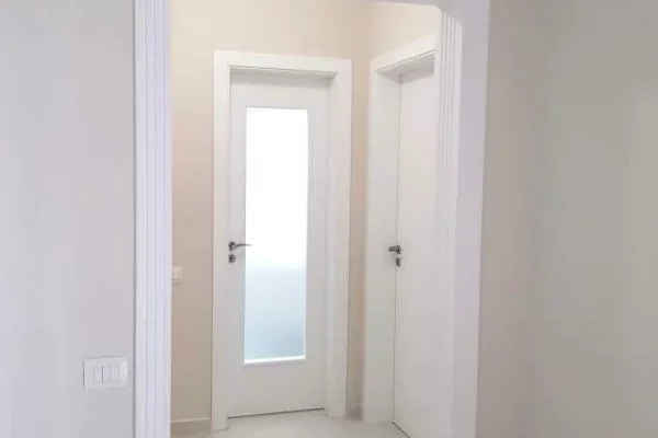 Shtepi me qera Apartament ne Tirane, 3+1, Mobilimi Pjeserisht e mobiluar, Pagesa 50,000  Leke.