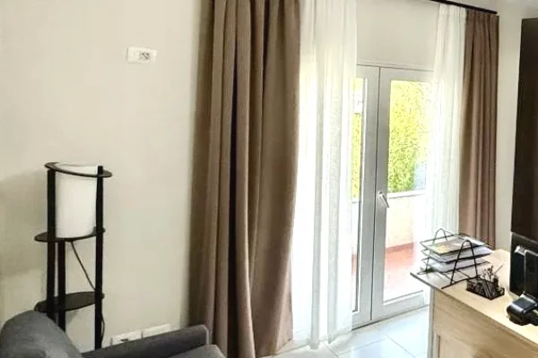 Shtepi me qera Apartament ne Tirane, 3+1, Mobilimi Pjeserisht e mobiluar, Pagesa 50,000  Leke.