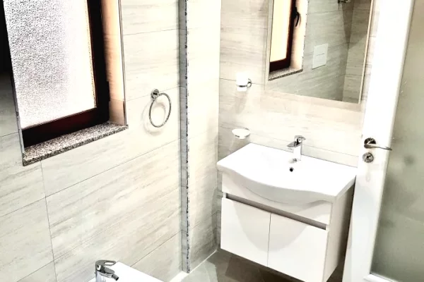 Shtepi me qera Apartament ne Tirane, 3+1, Mobilimi Pjeserisht e mobiluar, Pagesa 50,000  Leke.