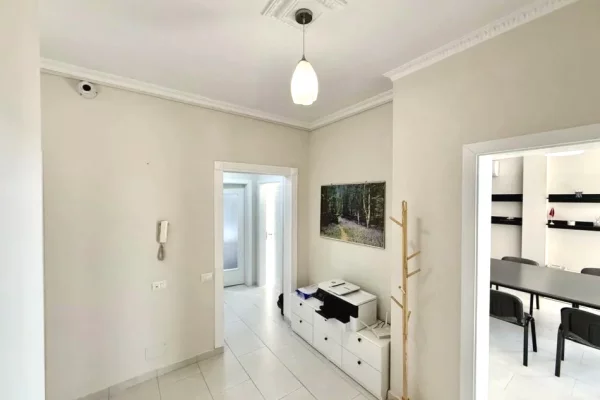 Shtepi me qera Apartament ne Tirane, 3+1, Mobilimi Pjeserisht e mobiluar, Pagesa 50,000  Leke.