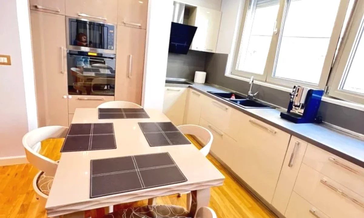 Shtepi me qera Apartament ne Tirane, 2+1, Mobilimi E mobiluar, Pagesa 1,000  Euro.