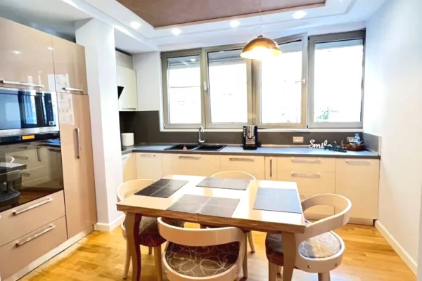 Shtepi me qera Apartament ne Tirane, 2+1, Mobilimi E mobiluar, Pagesa 1,000  Euro.