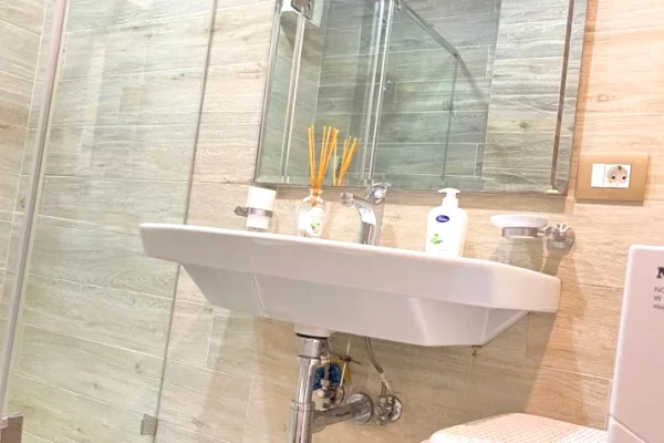 Shtepi me qera Apartament ne Tirane, 2+1, Mobilimi E mobiluar, Pagesa 1,000  Euro.