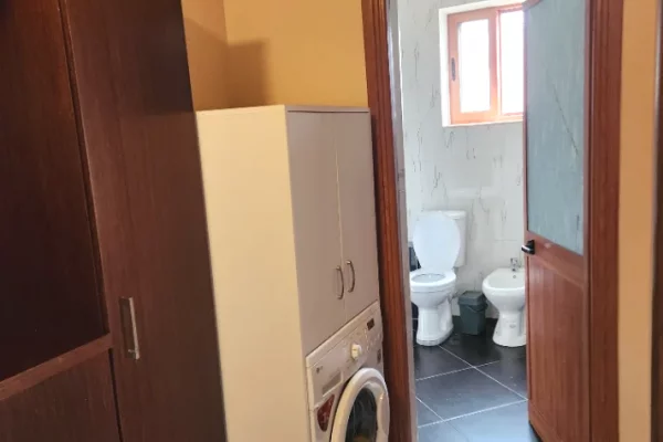 Shtepi me qera Apartament ne Tirane, 1+1, Mobilimi E mobiluar, Pagesa 45,000  Leke.