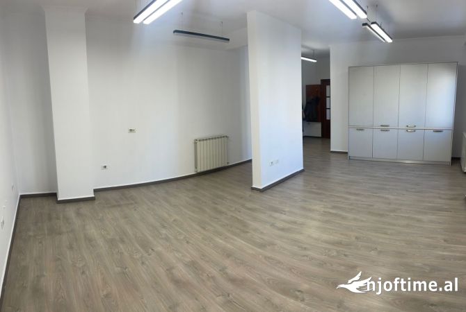 Ambiente Commerciale in Affitto 3+1 a Tirana - 1,000 Euro