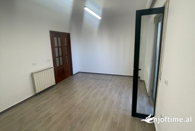 Ambiente Commerciale in Affitto 3+1 a Tirana - 1,000 Euro
