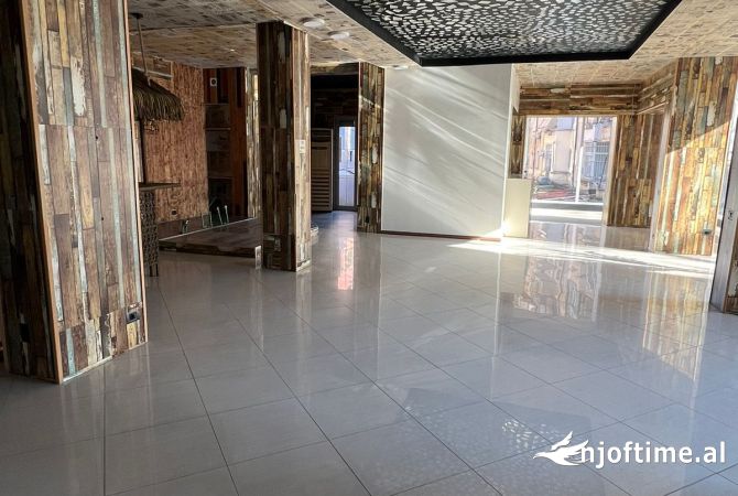 Ambiente Commerciale in Affitto 1+1 a Tirana - 160,000 Leke