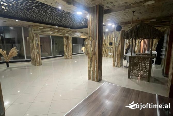 Ambiente Commerciale in Affitto 1+1 a Tirana - 160,000 Leke