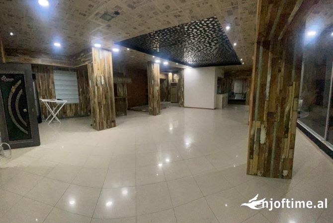 Ambiente Commerciale in Affitto 1+1 a Tirana - 160,000 Leke