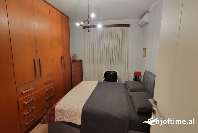 Shtepi me qera Apartament ne Tirane, 2+1, Mobilimi E mobiluar, Pagesa 1,000  Euro.