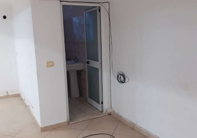 Jepet me qera Ambjent  Biznesi 300 mije leke , rruga Dora Distria prane Gardes.