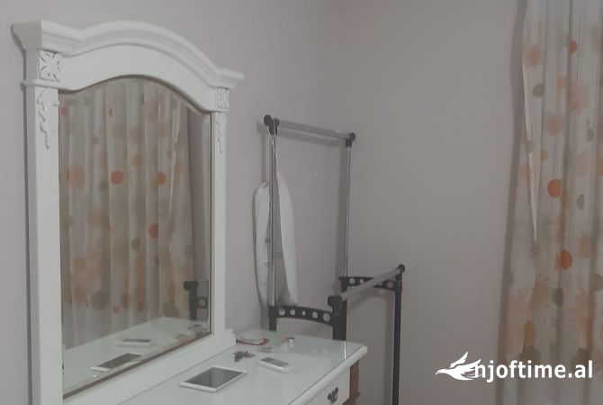 Shtepi me qera Apartament ne Tirane, 2+1, Mobilimi E mobiluar, Pagesa 650  Euro.