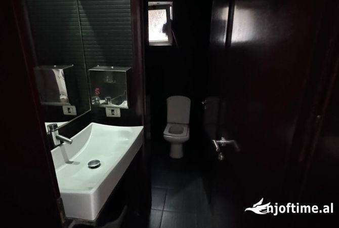 Jepet me qera Ambjent Biznesi 140m2, 21 Dhjetori prane Inxhinierise (rr.Muhamed Gjollesha) 1200 euro