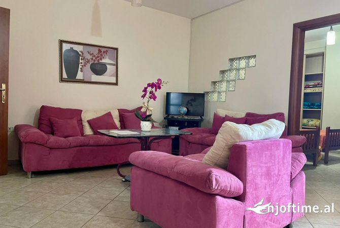 Jepet me qera Apartamenti 1+1 , perballe Kompleksit Delijorgji pallati me shigjeta 450 mije leke