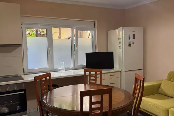 Jepet me qera apartamenti 1+1 Rruga Myslym shyr , prane someg  Cmimi: 550 mije leke(interneti ncmim