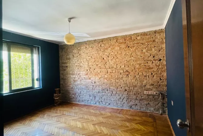 Jepet me qera apartamenti 3+1 Rruga Myslym shyri ,perballe neranxit 700 mije leke ,per biznes