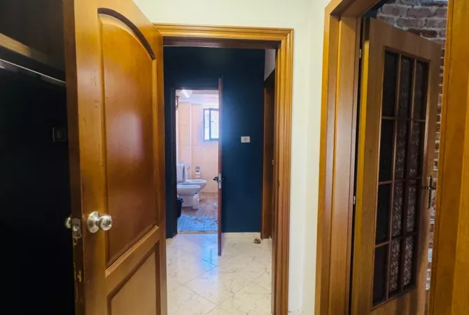 Shtepi me qera Apartament ne Tirane, 2+1, Mobilimi Bosh, pa mobiluar, Pagesa 70,000  Leke.