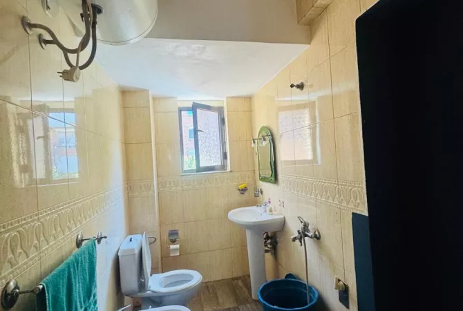 Shtepi me qera Apartament ne Tirane, 2+1, Mobilimi Bosh, pa mobiluar, Pagesa 70,000  Leke.