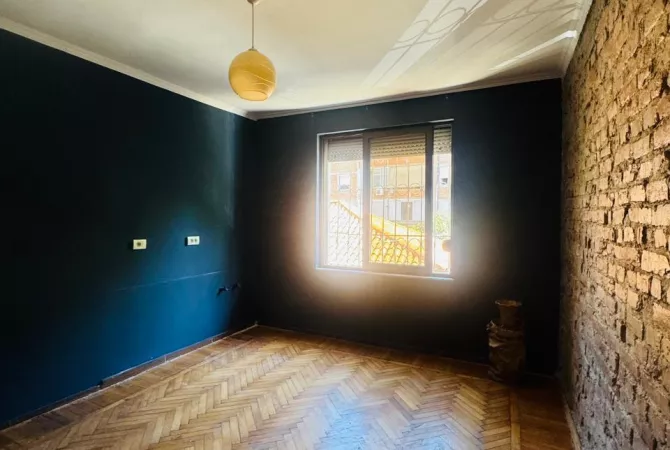 Shtepi me qera Apartament ne Tirane, 2+1, Mobilimi Bosh, pa mobiluar, Pagesa 70,000  Leke.