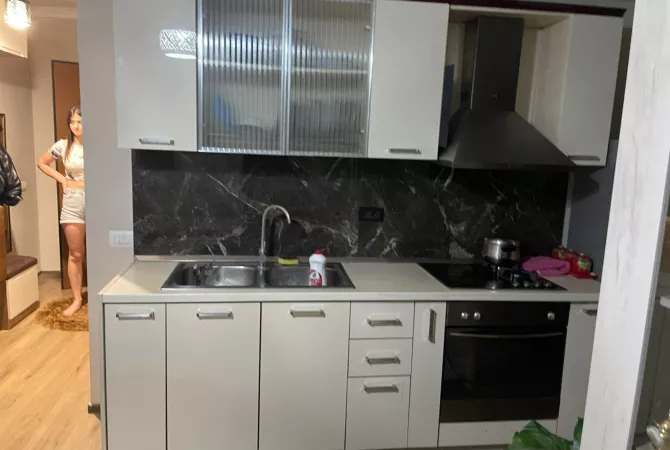 Jepet me qera apartamenti  1+1 i adoptuar ne 2+1 ,Don bosko ,prane kishes  Cmimi: 580 euro 