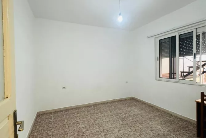 Jepet me qera apartamenti 2+1 Myslym shyri , prane intersport 600 mije leke,per banim ose biznes 