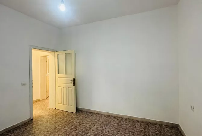Shtepi me qera Apartament ne Tirane, 2+1, Mobilimi Pjeserisht e mobiluar, Pagesa 60,000  Leke.