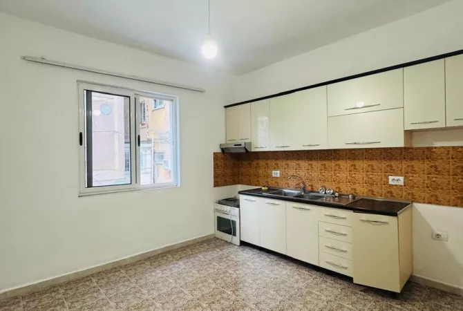 Shtepi me qera Apartament ne Tirane, 2+1, Mobilimi Pjeserisht e mobiluar, Pagesa 60,000  Leke.