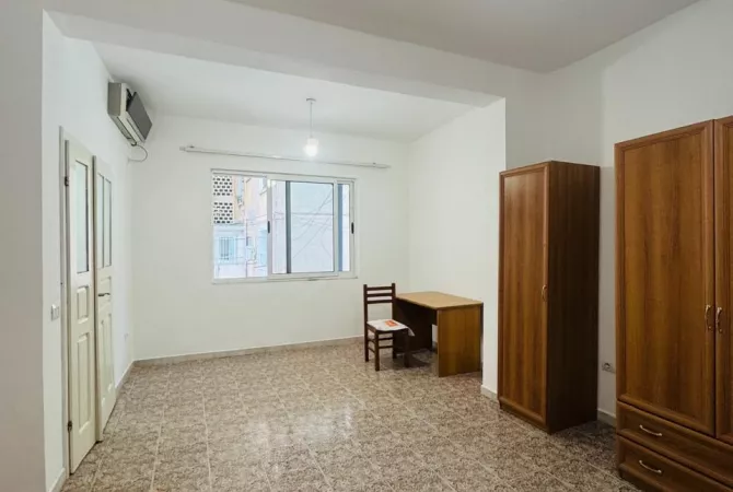 Shtepi me qera Apartament ne Tirane, 2+1, Mobilimi Pjeserisht e mobiluar, Pagesa 60,000  Leke.