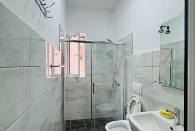 Shtepi me qera Apartament ne Tirane, 2+1, Mobilimi Pjeserisht e mobiluar, Pagesa 60,000  Leke.