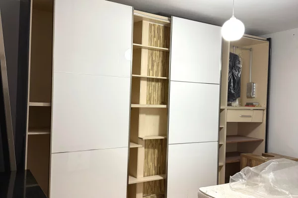 Jepet me qera apartamenti i sapoarreduar 2+1 . ne zonen e 21 dhjetori , prane oslo bar 600 mije leke