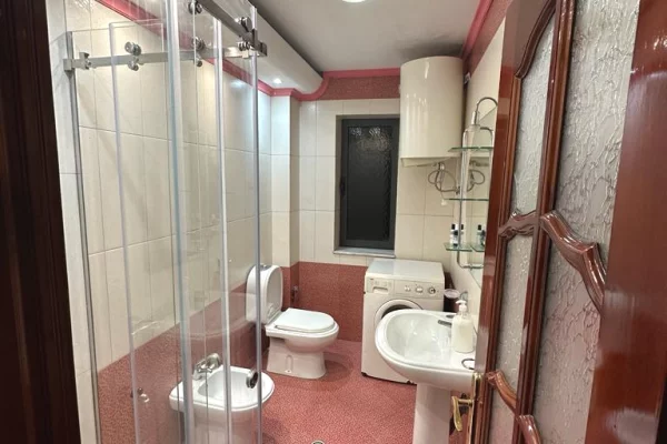 Shtepi me qera Apartament ne Tirane, 2+1, Mobilimi E mobiluar, Pagesa 550  Euro.