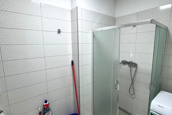 Shtepi me qera Apartament ne Tirane, 1+1, Mobilimi E mobiluar, Pagesa 50,000  Leke.